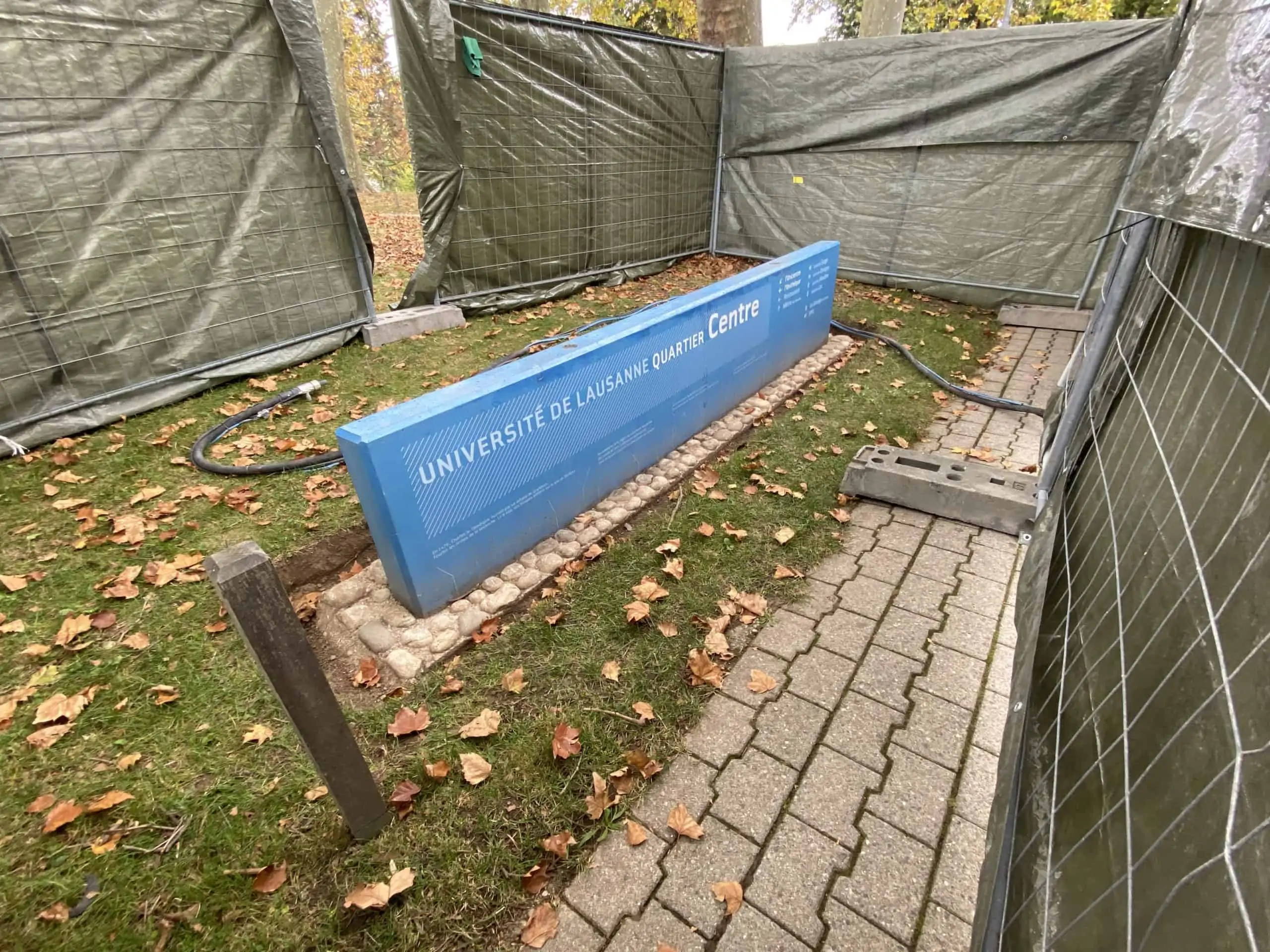 Hydrogommage sur mur en béton teinté dans la masse à l’Université de Lausanne